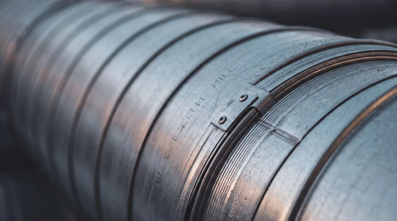Conduit de ventilation en acier galvanisé : joint hélicoïdal et collier de serrage
